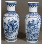 Paar Bodenvasen. Asien. Porzellan, unterglasurblau bemalt, H=je 78 cm. **