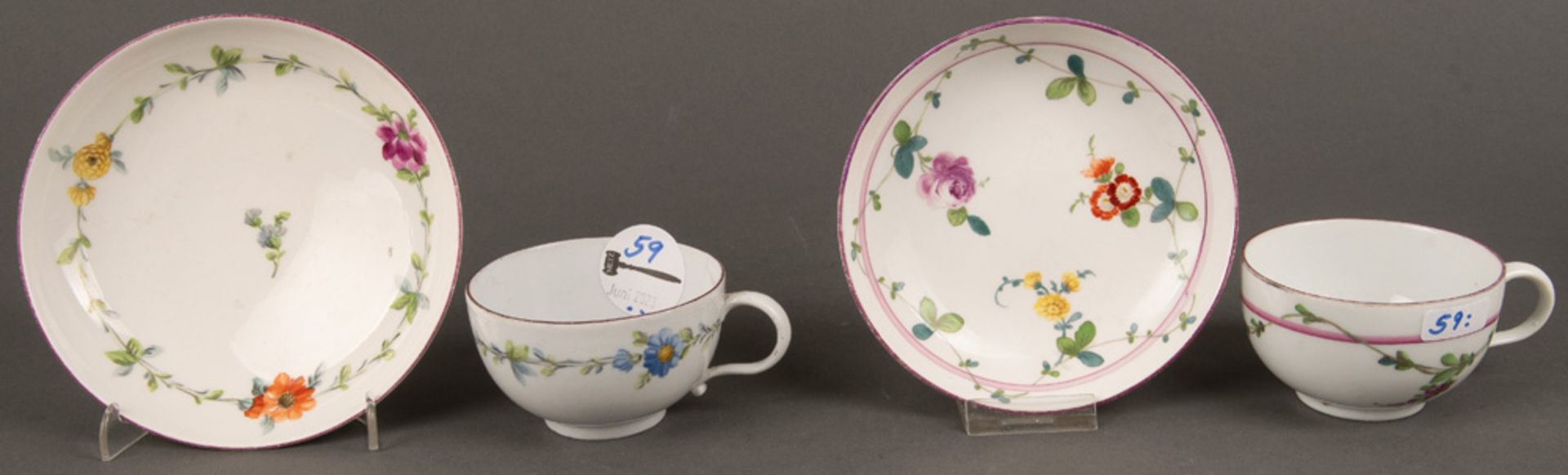 Zwei Tassen mit Unterschalen. Meissen-Marcolini 1774-1814. Porzellan, bunt bemalt mit Floraldekor,
