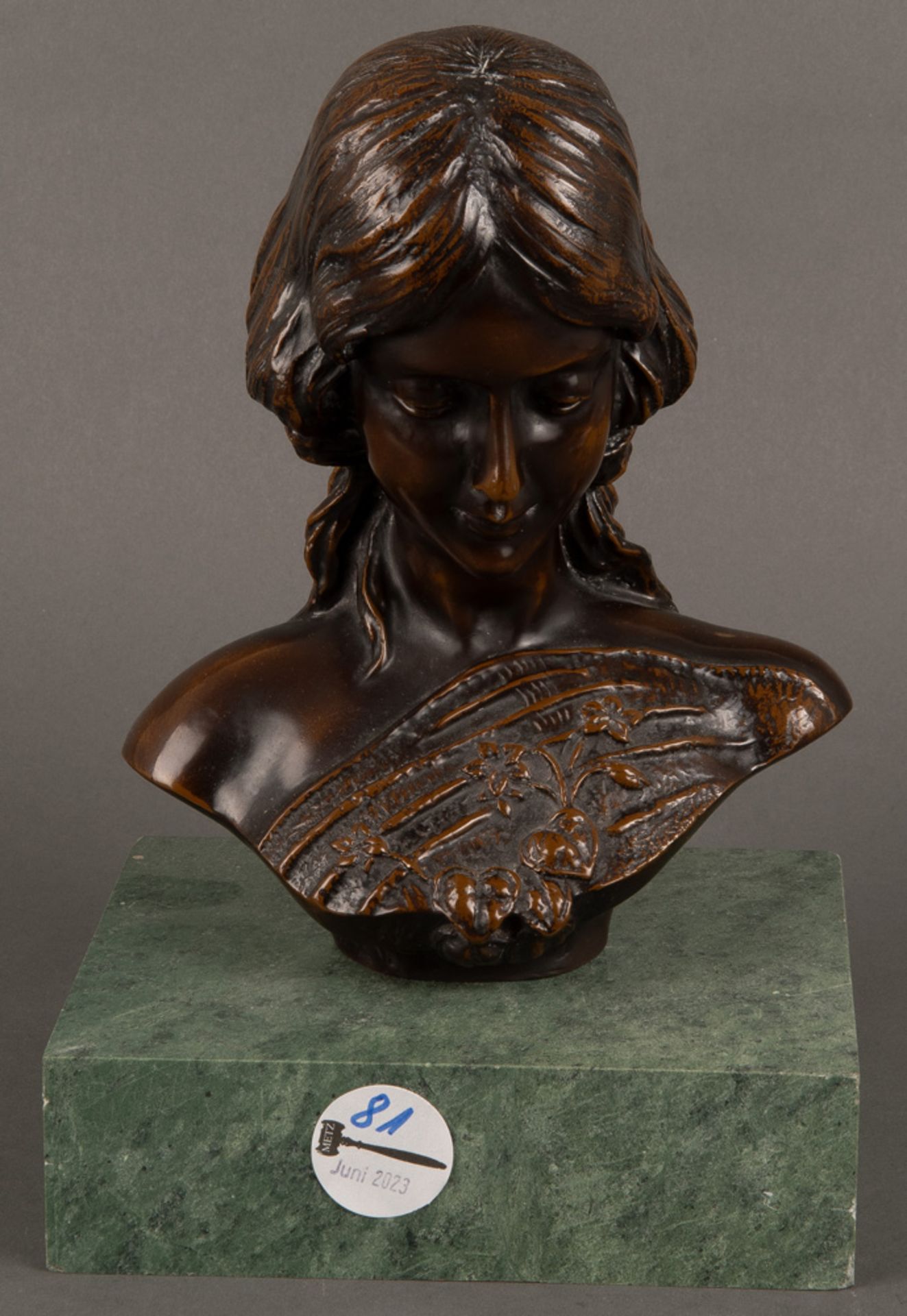 Emmanuel Villanis (1858-1914). Mädchenbüste. Brünierte Bronze, auf Marmorsockel, verso sign., H=22