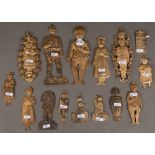 15 Relief-Figurendarstellungen „Votivgaben“. Dünnes geprägtes Blech, H=9 bis 23 cm.