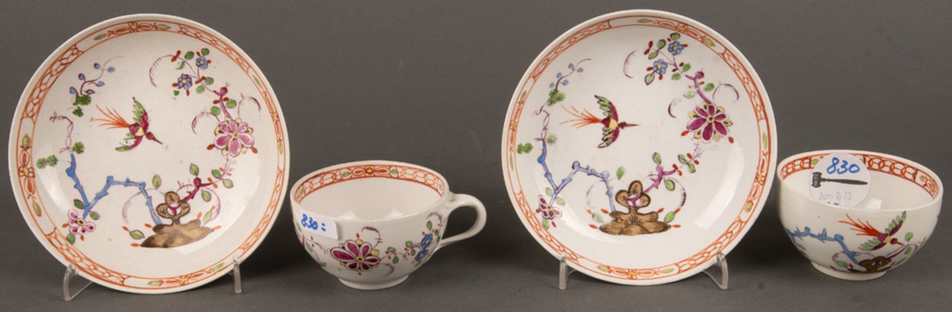 Paar Tassen mit Unterschalen „Fels- und Vogeldekor“. Meissen-Marcolini 1774-1814. Porzellan, bunt