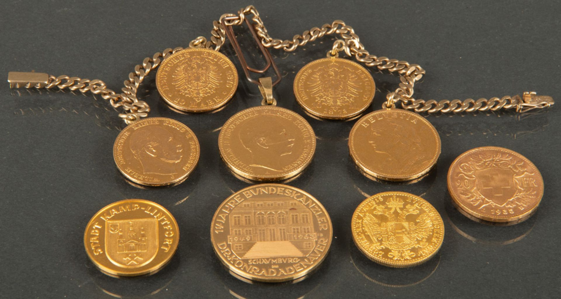 Neun Goldmünzen, davon fünf am Armband, 8 ct Goldkette, ca. 6 g, Münzgewicht ca. 50 g.