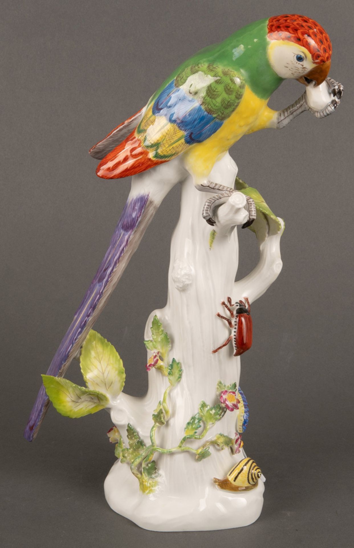 Papagei. Meissen 20. Jh. Porzellan, naturalistisch modelliert und staffiert, am Boden