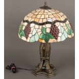 Tischlampe. USA. Spritzguss, mit buntem Mosaik-Glasschirm, H=61 cm, D=41 cm. (Funktion