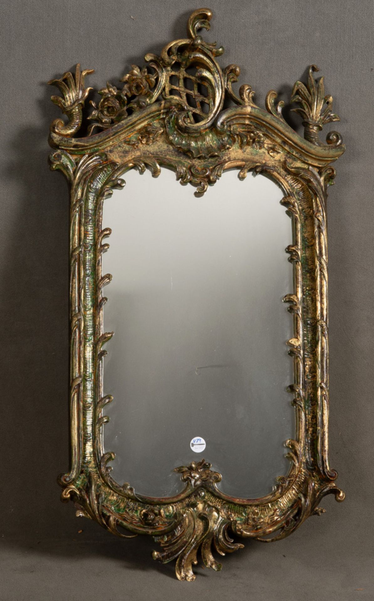 Barock-Spiegel. Bamberg 1730-40. Massivholz, geschnitzt mit Rocaillen, Blüten-, Gitter- und
