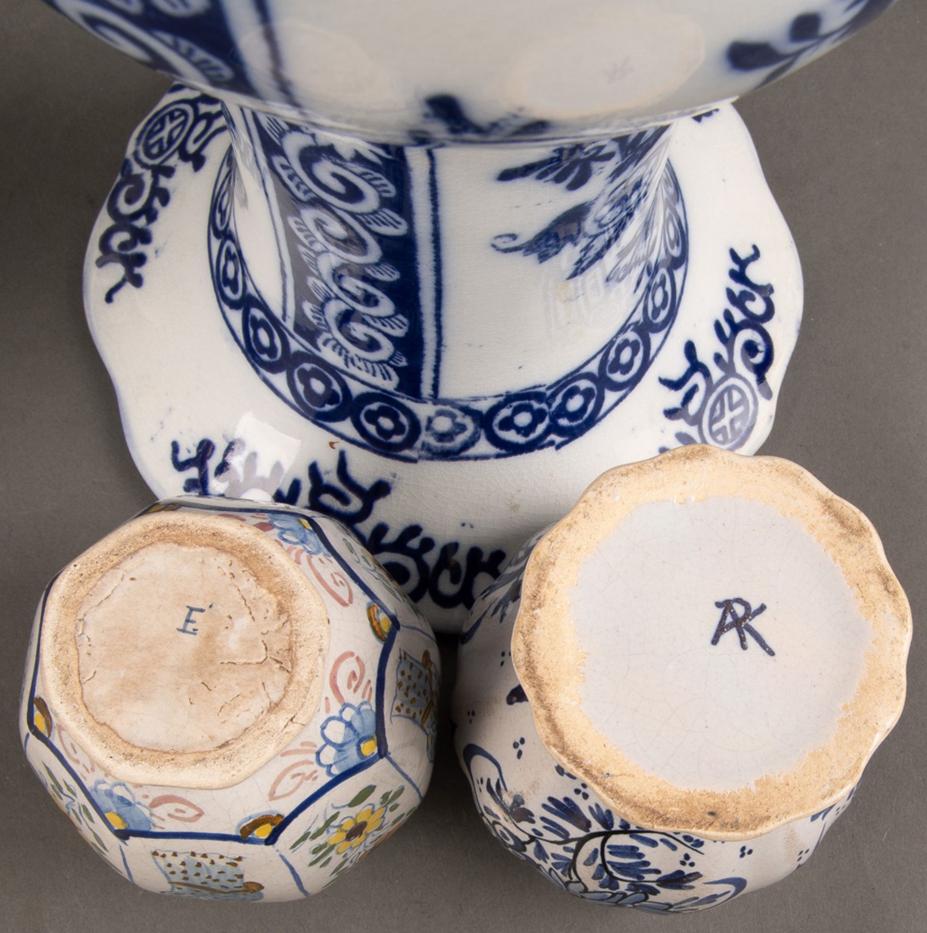 Konvolut von acht Vasen. Delft 18. bis 20 Jh. Fayence, unterglasurblau bemalt bzw. farbig staffiert, - Bild 3 aus 3