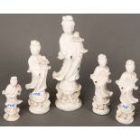 Fünf verschiedene Gottheiten. Asien. Porzellan, weiß glasiert, H=11,5 cm bis 23 cm. (best.)