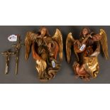 Zwei Kruzifixe und Paar Engel. Wohl Deutsch. Messing / Holz, geschnitzt, H=10 bis 21 cm.