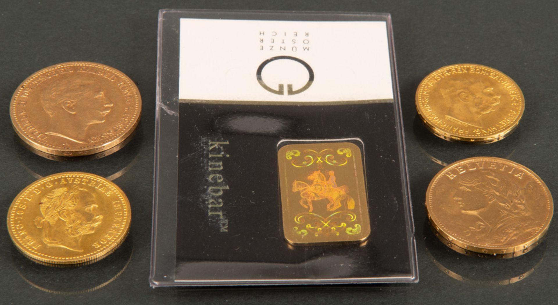 Vier Goldmünzen und ein kleiner Goldbarren. 18 ct Gold, ca. 26 g.