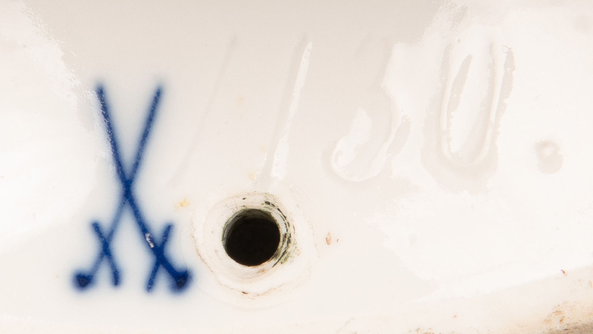 Paar Girandolen. Meissen 19. Jh. Porzellan, bunt bemalt, je zweiflammig, am Boden unterglasurblaue - Image 2 of 2