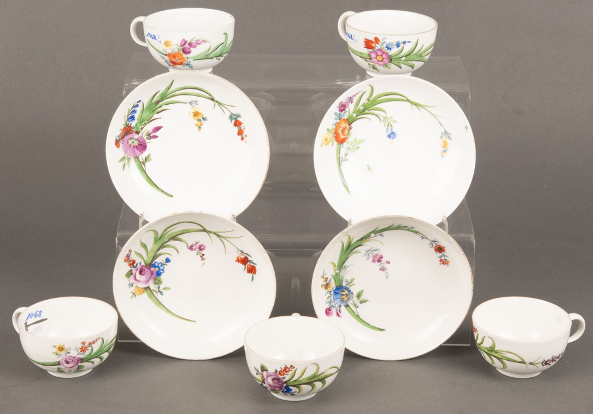 Fünf Tassen mit Unterschalen. Meissen-Marcolini 1774-1814. Porzellan, bunt floral bemalt und gold