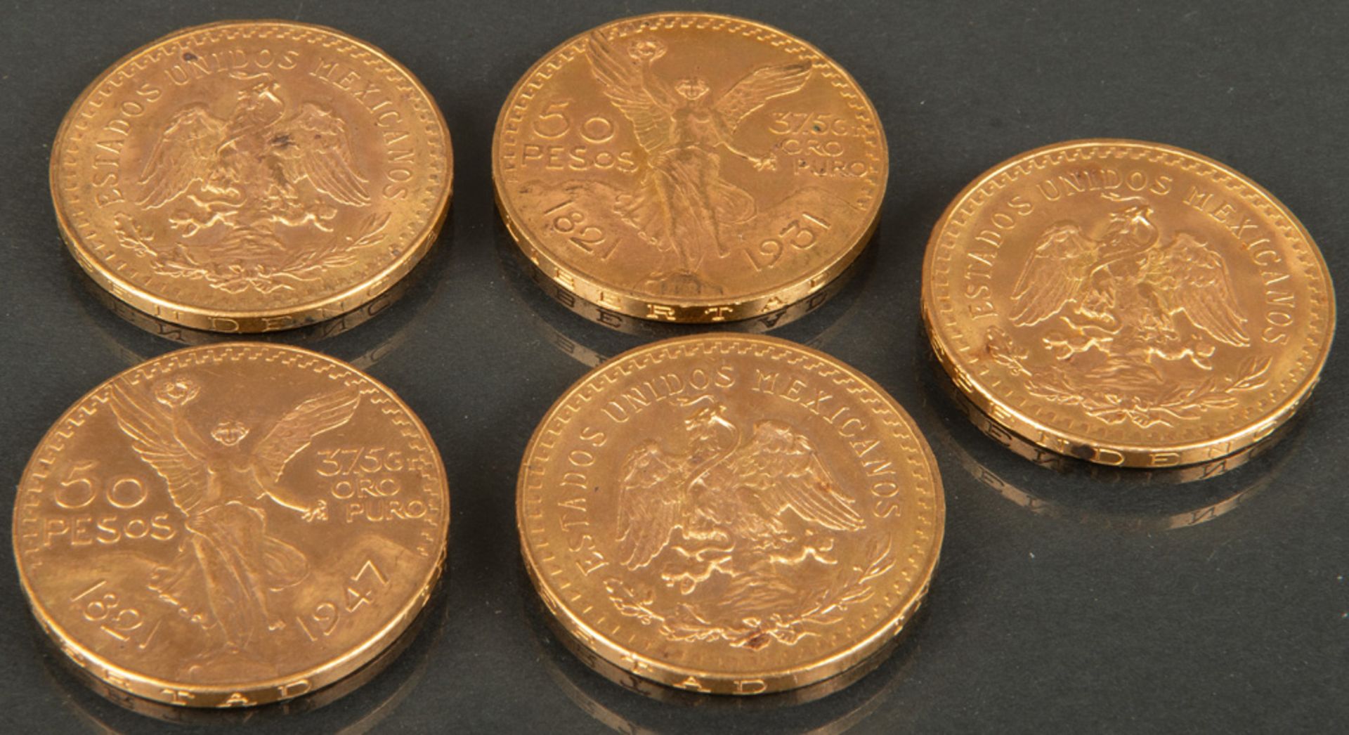 Fünf 50-Pesos Goldmünzen, ca. 209 g.