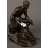 Sitzender Adonis. Wohl Frankreich um 1900. Bronze, brüniert, ohne Signatur, H=26,5 cm.