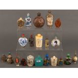 Sammlung von 21 Snuff Bottles. Asien. Porzellan / Glas / Stein / Horn / Bein und weiteres, teilw. am