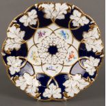 Runde Prunkplatte. Meissen 1924-34. Porzellan, kobaltblauer Fond, gold gesäumt, Freiräume bunt