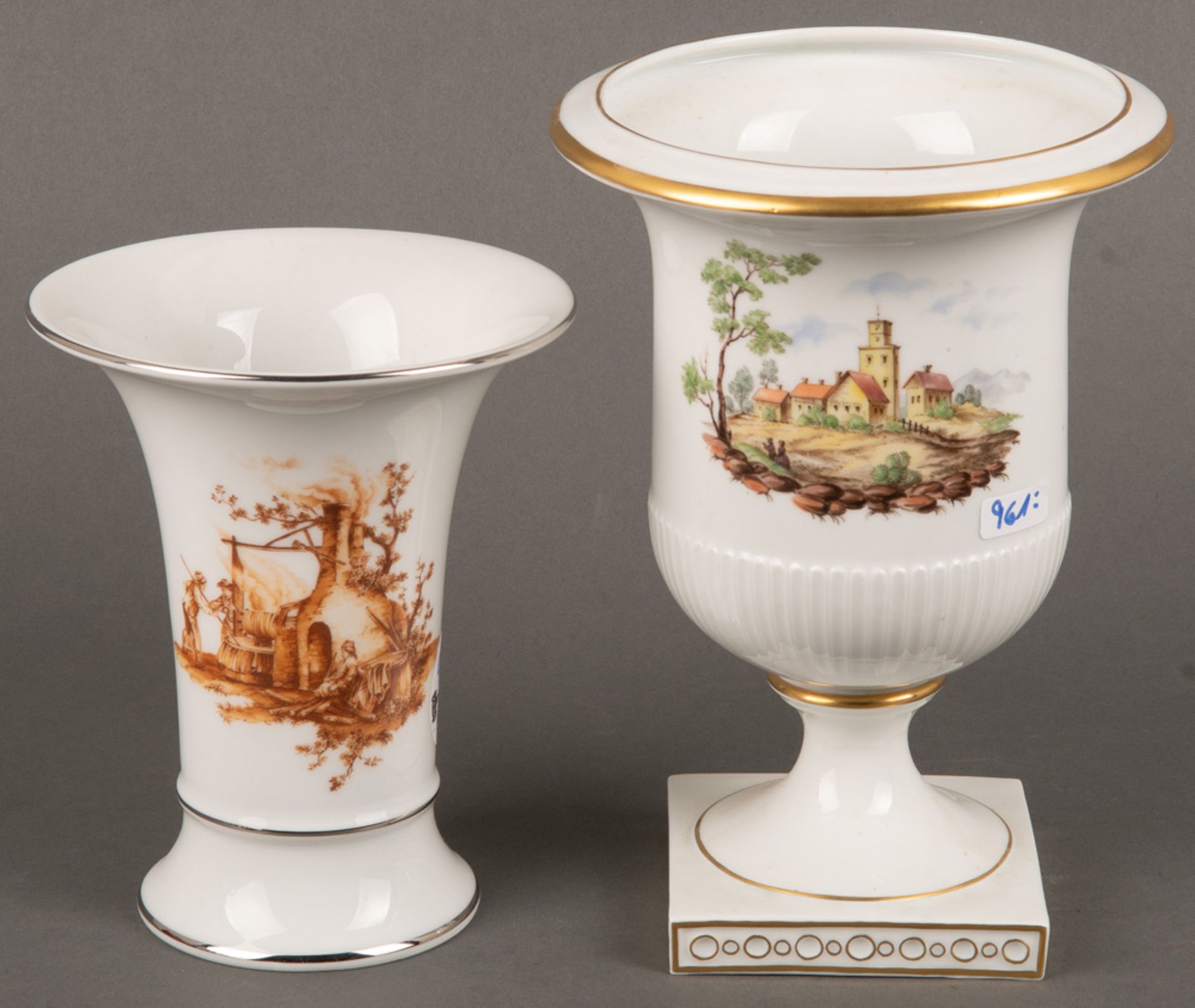Zwei Vasen. Fürstenberg / Höchst 20. Jh. Porzellan, bunt bzw. brauncamaieu bemalt mit