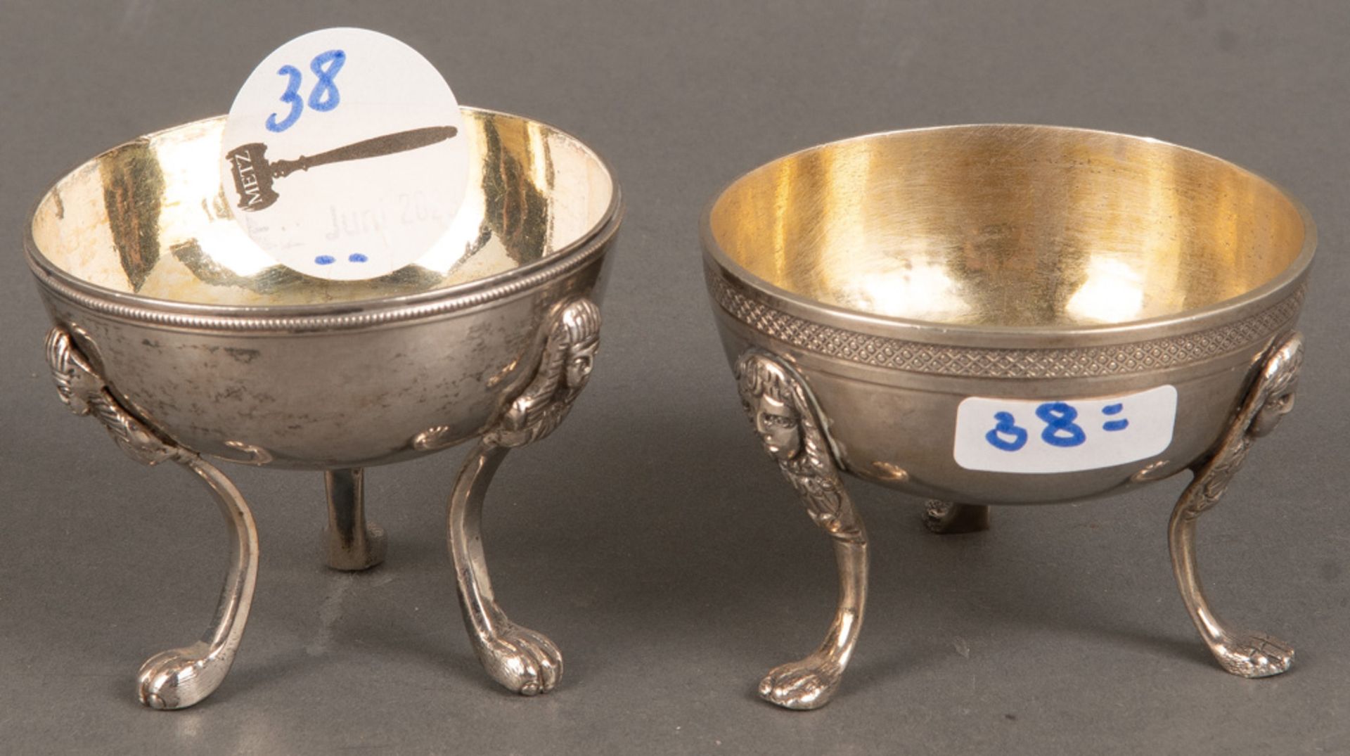 Zwei runde Gewürzschälchen. Wohl Deutsch um 1780-1800. Silber, ca. 186 g, am Boden gepunzt, H=5,8