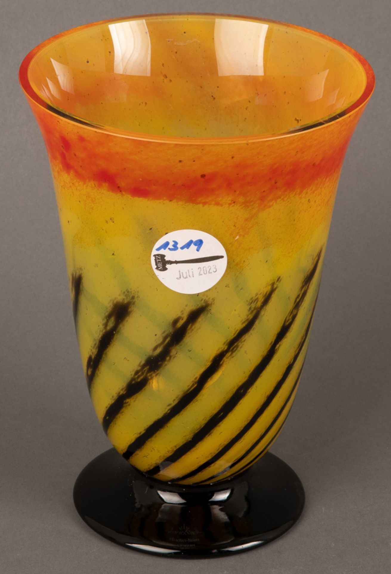Vase. Rosenthal 20. Jh. Farbloses Glas, farbig überfangen, am Fuß Ätzsignatur, H=20,5 cm.