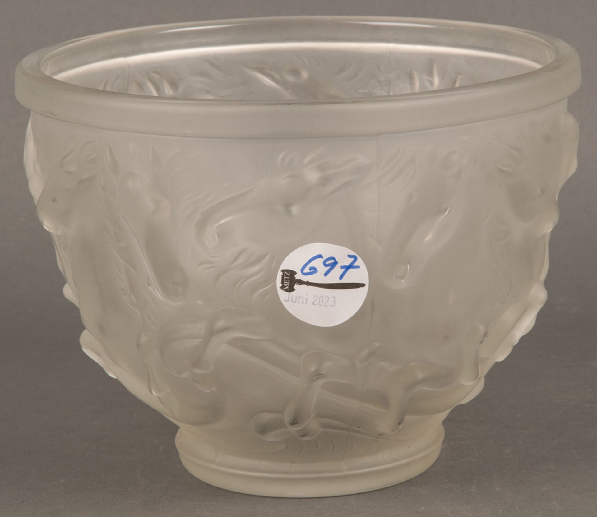 Runde Vase. Wohl Lalique, Frankreich 20. Jh. Farbloses, opakes Glas, umlaufend mit Pferden