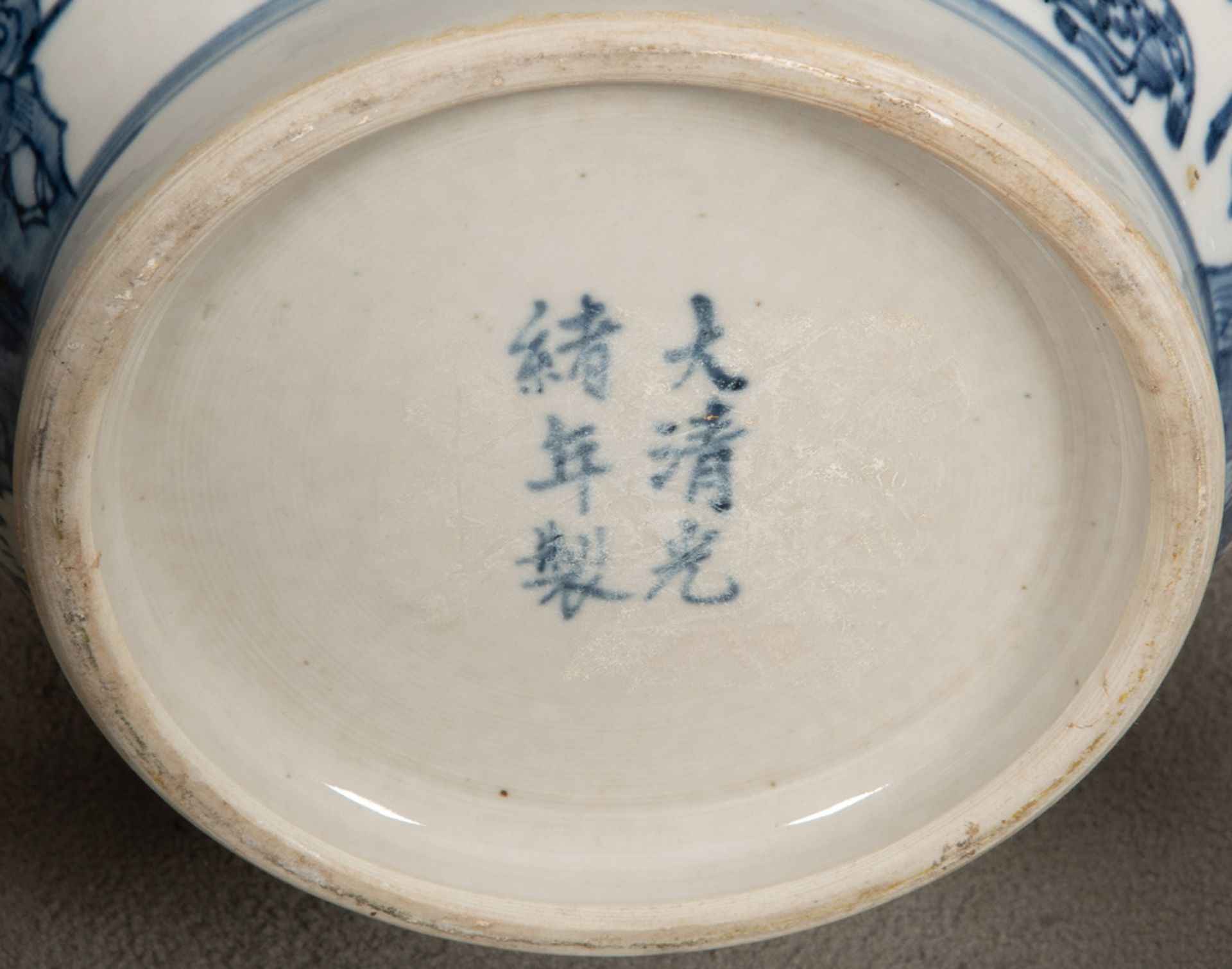 Sechs Vasen. Asien. Porzellan, bunt bemalt, H=32 bis 36,5 cm. ** - Bild 2 aus 2