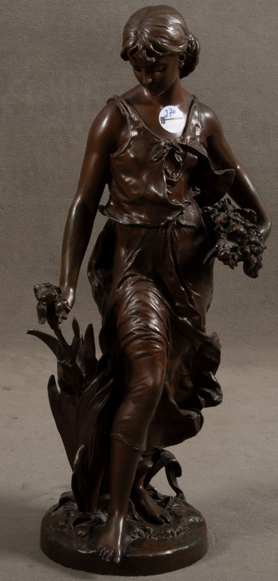 Hippolyte François Moreau (1832-1927). Mädchen beim Blumenpflücken. Bronze, verso am Sockel sign.,