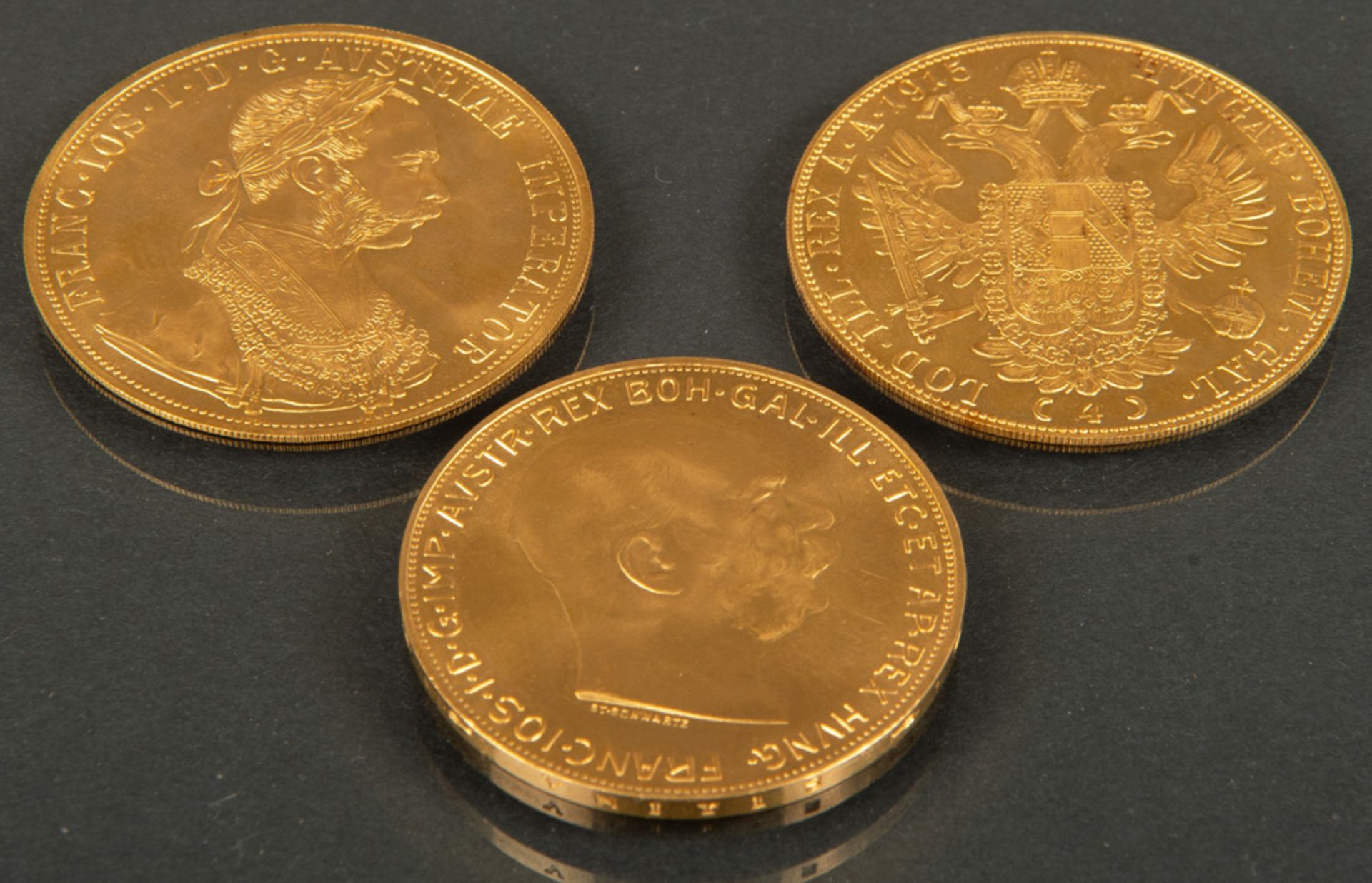 Drei Goldmünzen. Ungarn u.a, ca. 62 g.