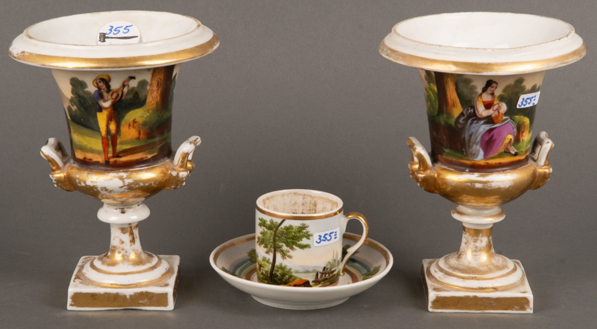 Paar Vasen und Tasse mit Unterschale. Böhmen 19. Jh. Porzellan, bunt bemalt, mit Goldrand, ohne
