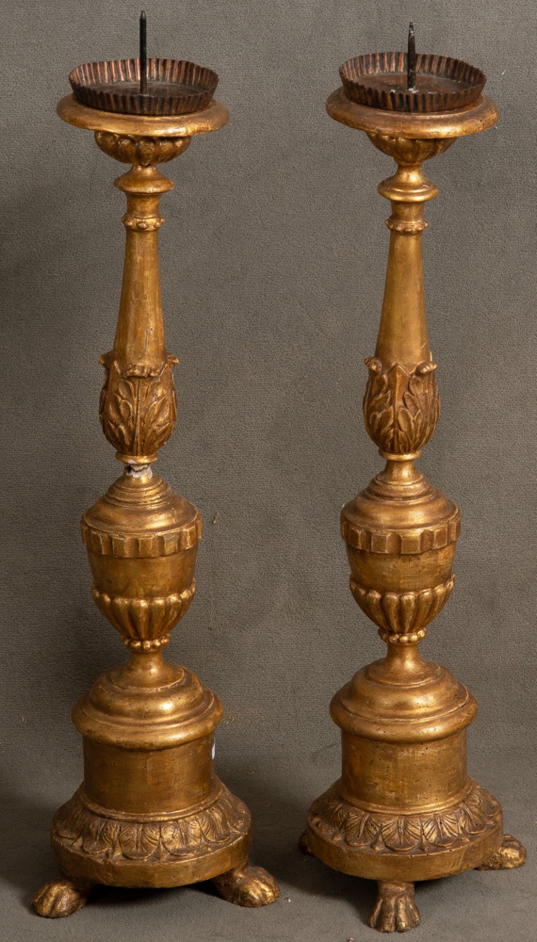 Paar Barock-Leuchter. Deutsch 18. Jh. Holz, geschnitzt, auf Kreidegrund gold gefasst, H=je 66,5