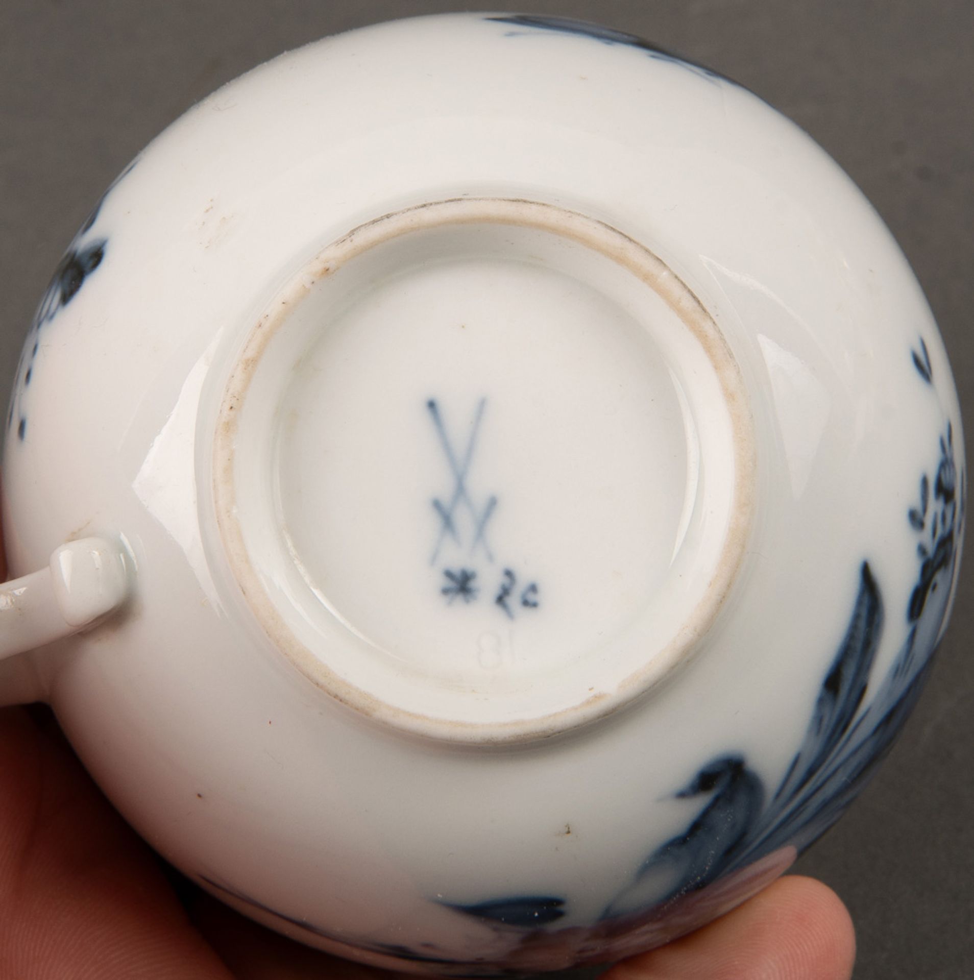 Tasse mit Unterschale. Meissen-Marcolini 1774-1814. Porzellan, mit unterglasurblauem Floraldekor und - Image 3 of 3