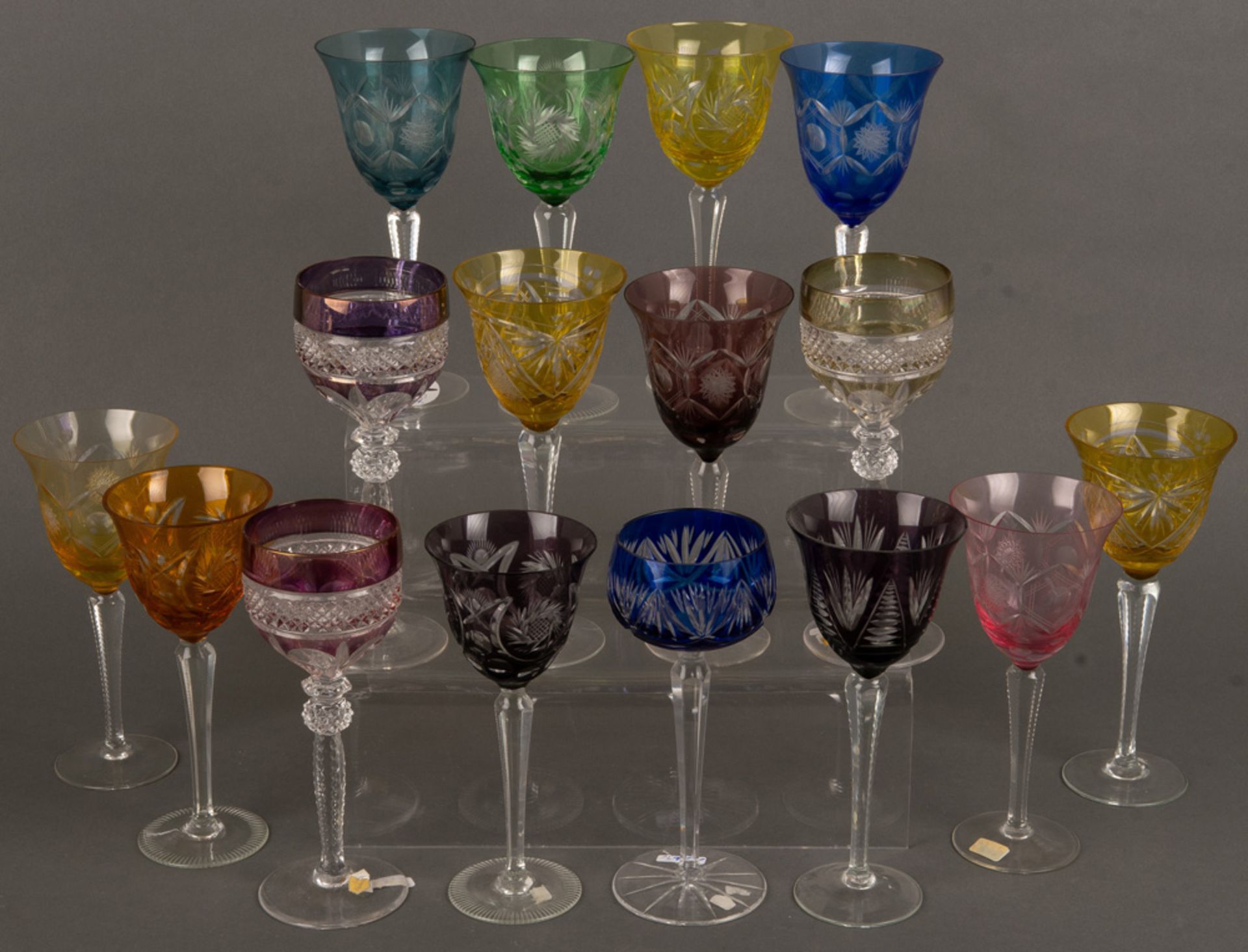 16 verschiedene Weingläser. Deutsch 20. Jh. Kristallglas, geschliffen, mit unterschiedlich