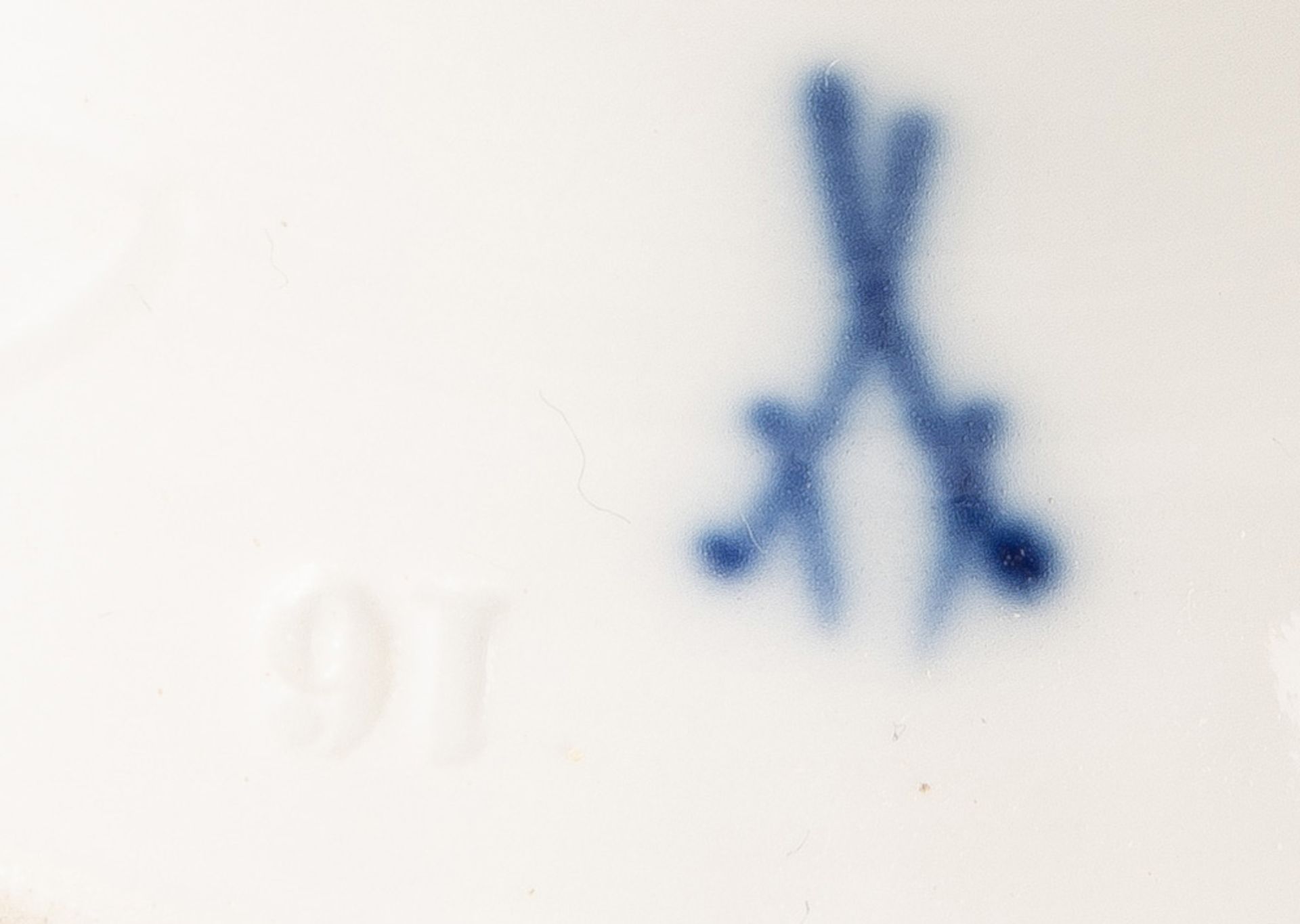 Amor als Bettler. Meissen 19. Jh. Porzellan, bunt bemalt, am Boden unterglasurblaue Schwertermarke - Image 2 of 2