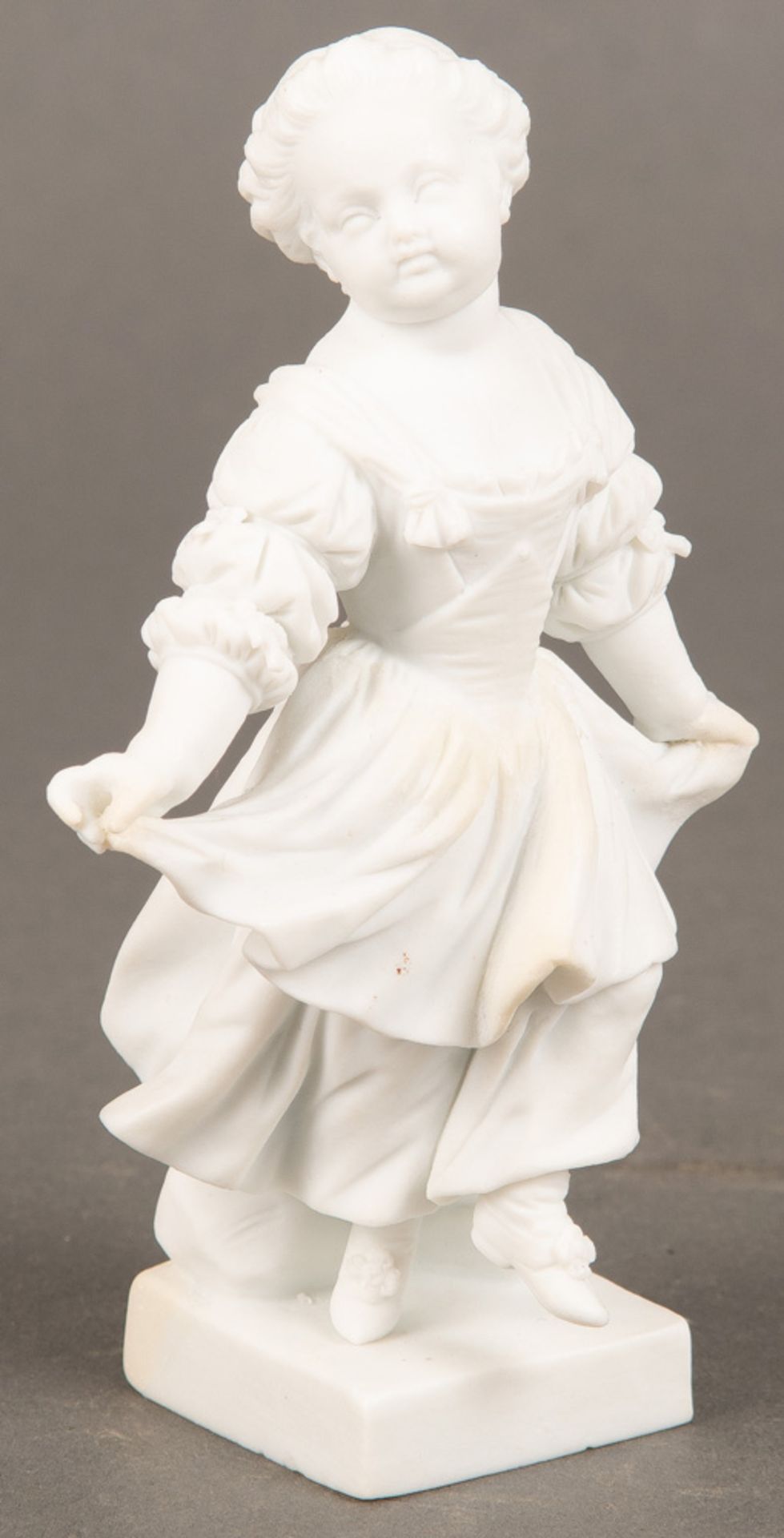 Tanzendes Mädchen. Meissen 1815. Weißes Bisquitporzellan, am Boden eingepresste Schwertermarke,
