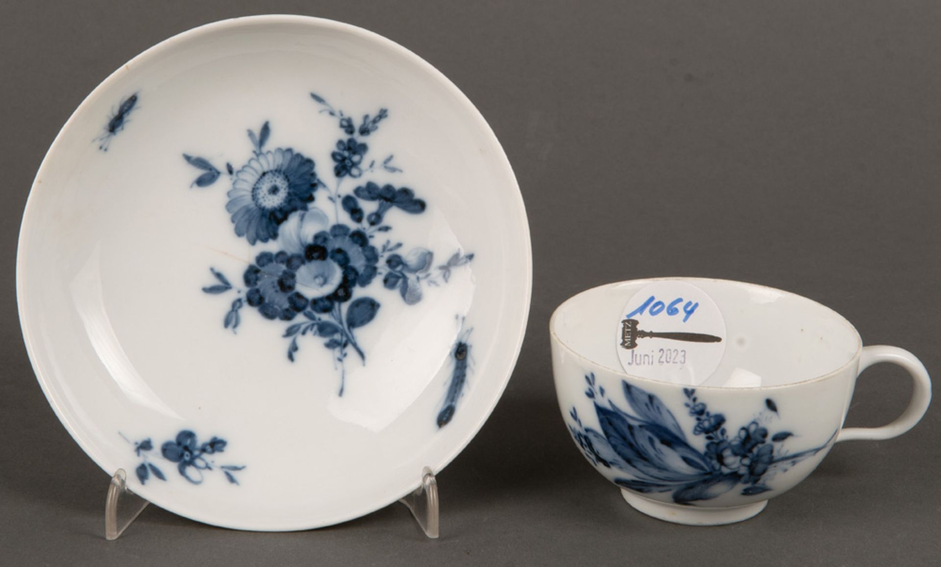 Tasse mit Unterschale. Meissen-Marcolini 1774-1814. Porzellan, mit unterglasurblauem Floraldekor und