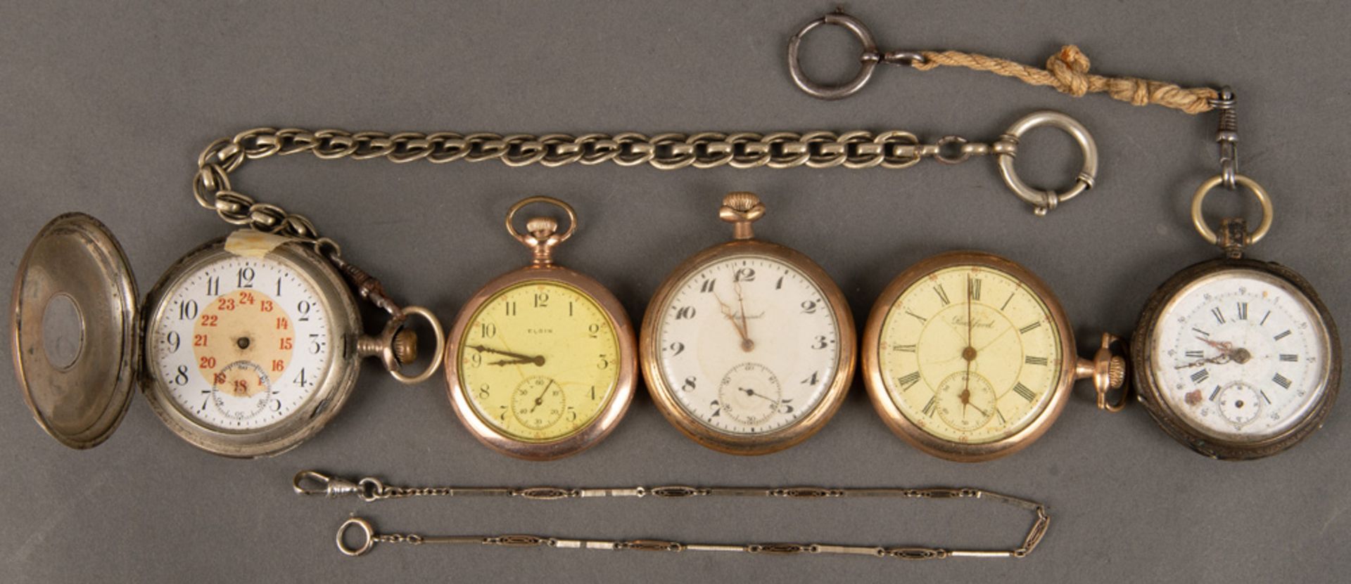 Fünf Taschenuhren sowie zwei Uhrenketten. Meist Deutsch 19./20. Jh. Silber / Kupfer, vergoldet. (