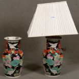 Vase und Tischlampe. Asien. Porzellan, bunt bemalt, H=36 bzw. 69 cm. (Funktion ungeprüft) **