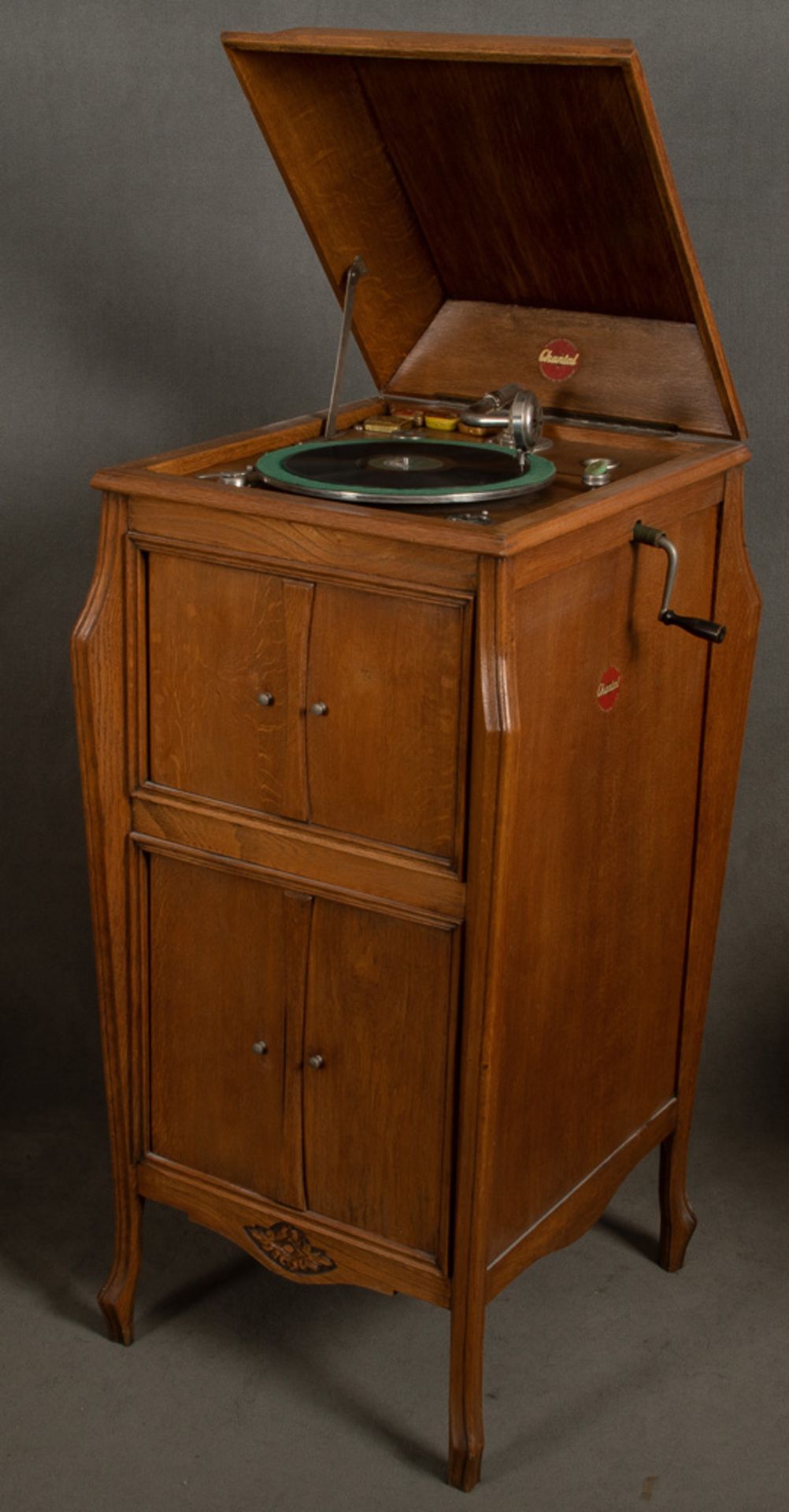 Jugendstil-Grammophonschrank. Chantal, Belgien um 1900. Massiv Eiche, viertürige Front, dazu