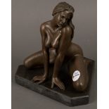 Nino Oliviono (Skulpteur des 20./21. Jhs.) Nackte Sitzende. Bronze, auf Marmorsockel, seitl.
