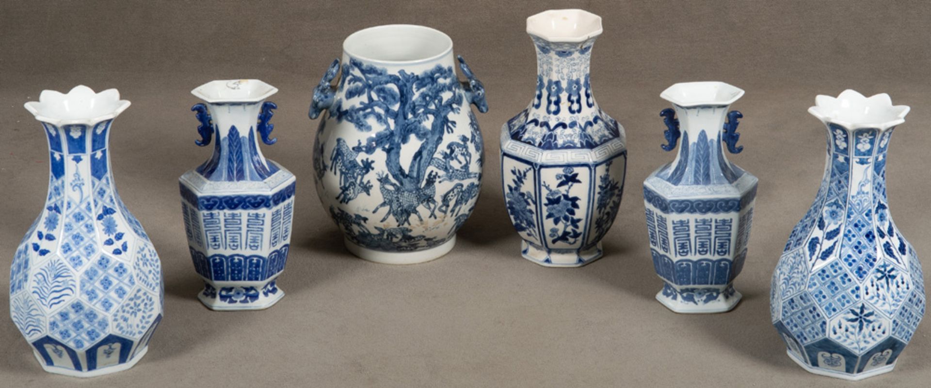 Sechs Vasen. Asien. Porzellan, bunt bemalt, H=32 bis 36,5 cm. **