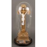 Kruzifix. Deutsch 1880-1900. Holzkreuz, gold gefasst, Christusfigur aus Bisquitporzellan, runder