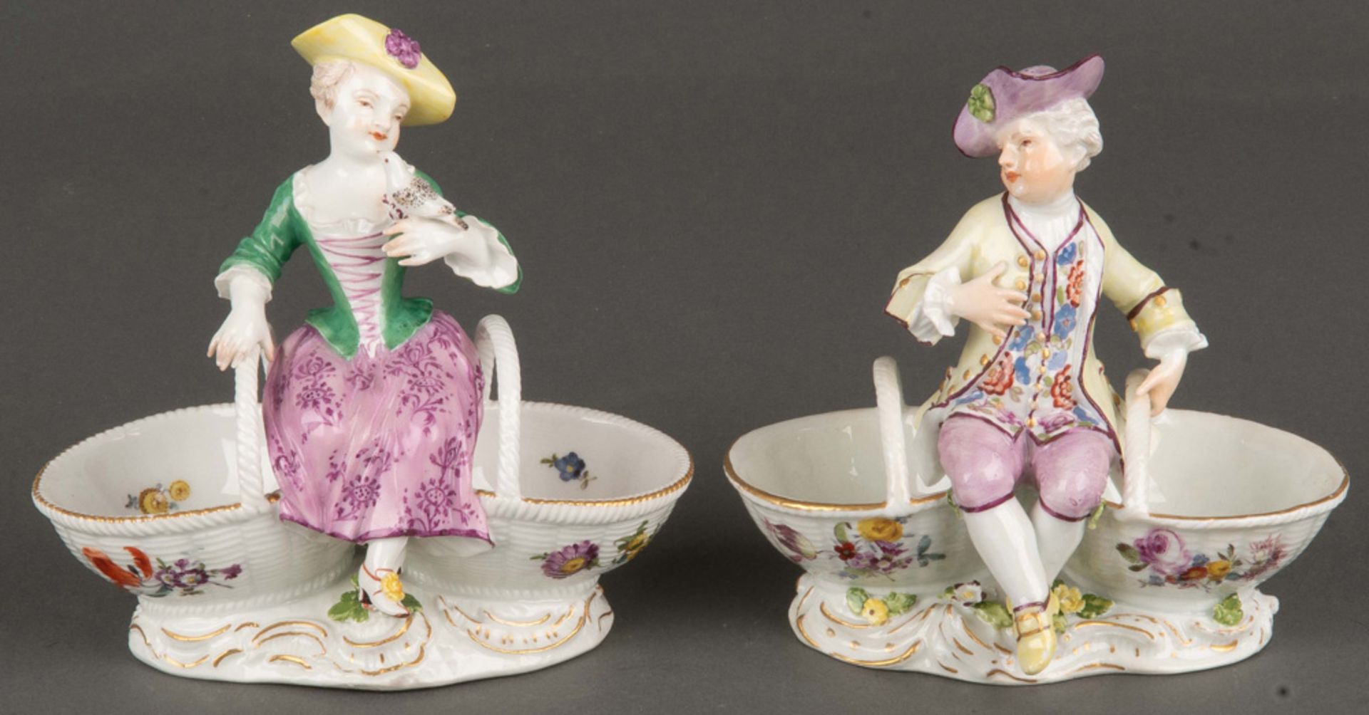Mädchen & Bub mit Gewürzkörben Meissen 1750 Je sitzend, auf dem Rand des Gewürzkorbes. Ovaler,