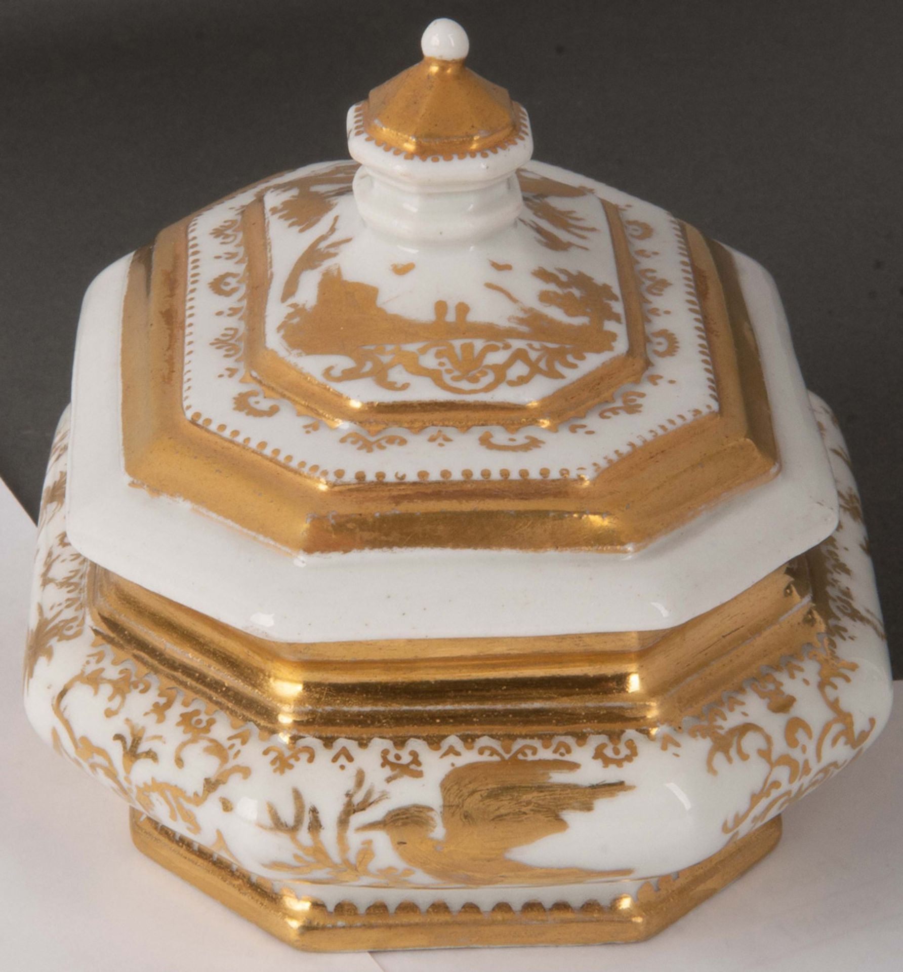 Zuckerdose Meissen 1725 Oktogonal gebaucht, sich nach unten verjüngend. Überstehender Deckel mit - Bild 2 aus 2