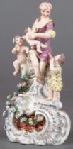 „Caritas“ aus der Serie „Die vier Tugenden“ Fürstenberg 1759 Sitzende, barfüßige Mutter mit drei