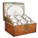 7-tlgs. Déjeuner „Antiqueglatt“ im Reisekoffer Berlin 1785-90 Bestehend aus: Ein Paar zylindrische