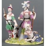 Römische Kriegergruppe Meissen 1760 Zwei stehende und ein liegender Krieger, auf ovalem Sockel.