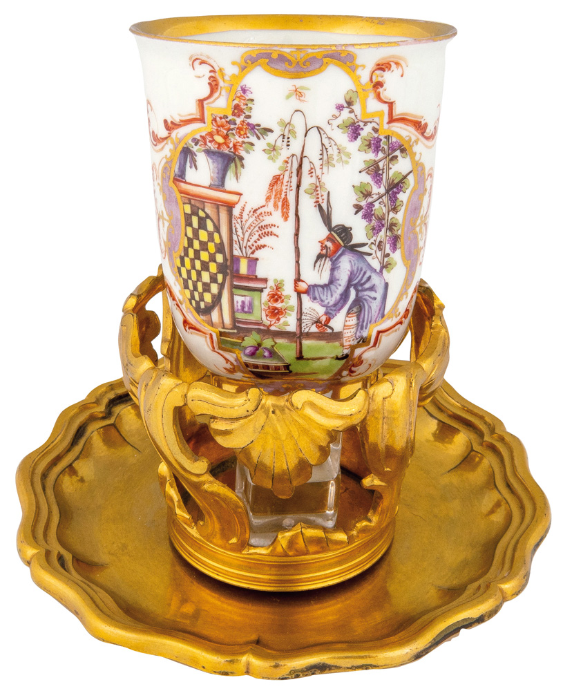 Trembleuse Meissen 1723-24 Hohe Bechertasse, bunt bemalt mit Chinoiseriendekor. Weißes