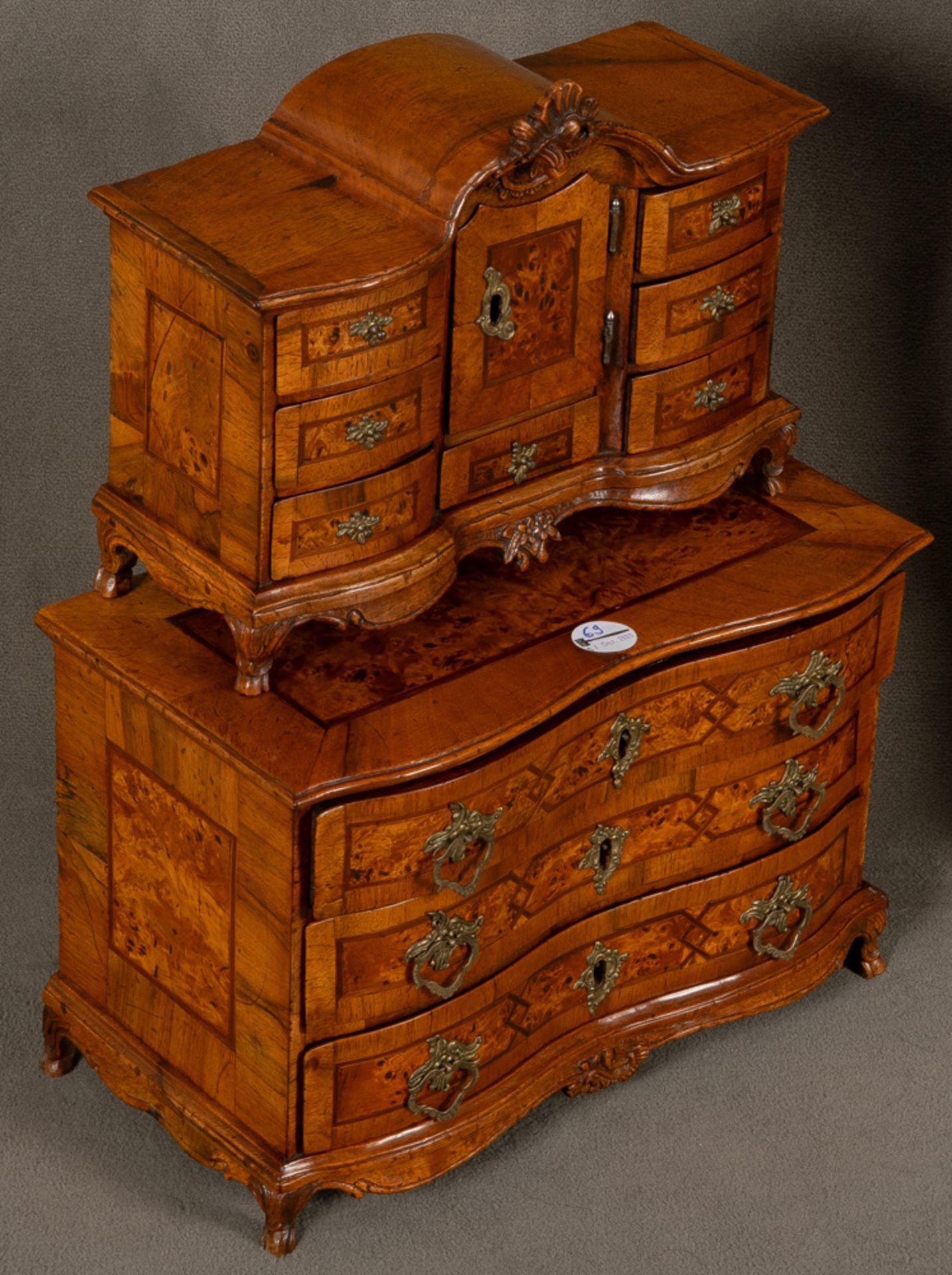 Modell-Barockaufsatzmöbel. Mainfranken 1750. Weichholzkorpus, furniert mit Nussbaum und - Image 2 of 8