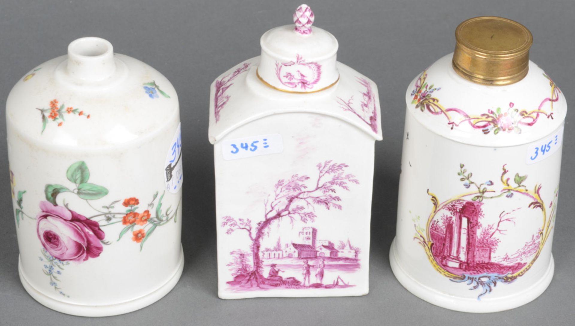 Drei Teedosen. Höchst 1760-70. Porzellan, bunt bzw. purpur bemalt mit Landschaft bzw. Floraldekor.