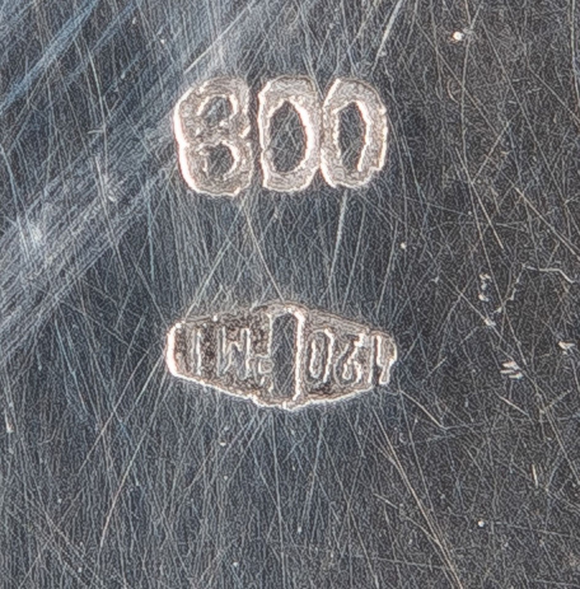 Ovale Deckeldose. Deutsch um 1900. 800er Silber, ca. 600 g, am Boden gepunzt. Reich floral - Image 2 of 2