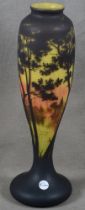 Hohe Jugendstil-Vase. Nancy, Daum Frères & Cie, Verreries um 1900. Farbloses Glas, farbig
