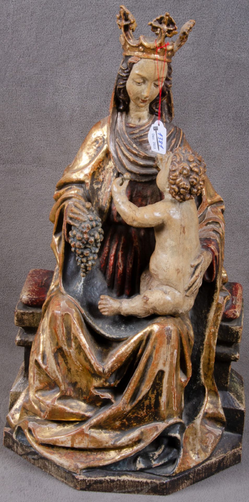 Thronende Muttergottes mit Kind. Deutsch 20. Jh. Massivholz, geschnitzt, auf Kreidegrund farbig